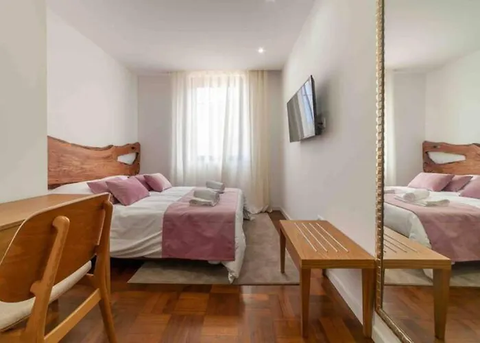 Up Tree Nature Rooms